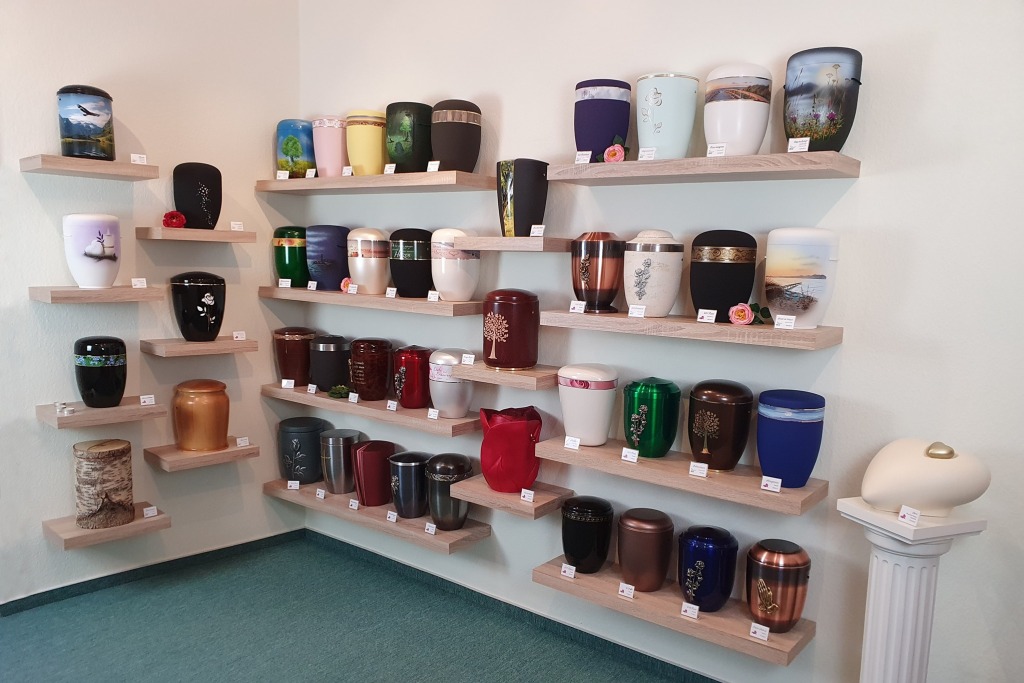 Auswahl verschiedener Urnen in unserer Ausstellung.